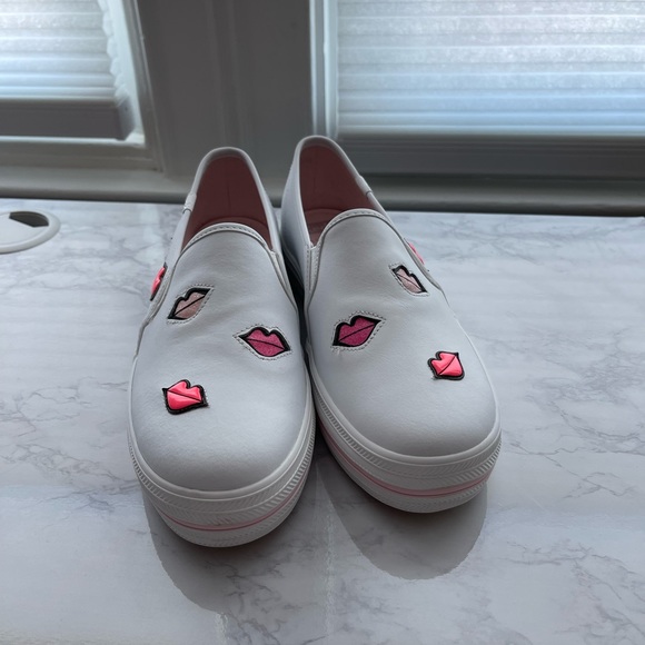 Keds by Kate Spade NWOB Triple Kick Leather Slides with Lips size 7.5 w/5.5 kids - Picture 2 of 8